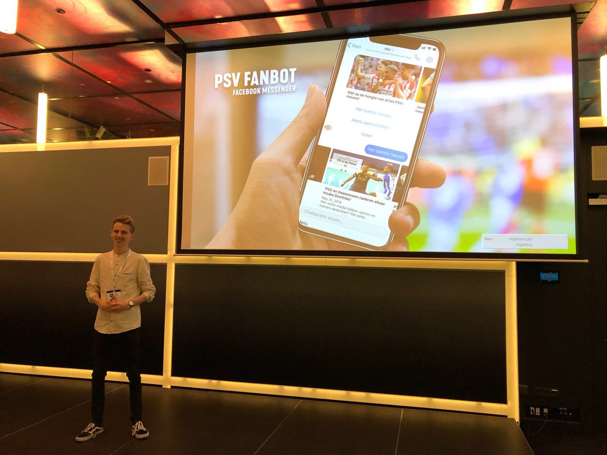 Jrdyyy's tweet photo. Twee jaar geleden zat ik in het publiek, vandaag stond ik ervoor! 🗣
Samen met @HannekeJaanen presenteerde ik de digitale fanstrategie van @PSV.
#CFIM18 https://t.co/dPv9kpgbQd