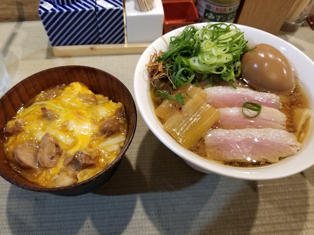 chapp_chipp_2's tweet photo. 御徒町にある行列のできる鴨ラーメン店。
｢鴨to葱｣に行ってきました！

鴨と葱と水だけで作ったという濃厚なスープ…旨い…旨すぎる…
そしてこの通称｢飲める親子丼｣…
鴨と鶏卵じゃ親子じゃないだろっていう突っ込みはさておき…
飲める…これは飲める…
リピート確定。

店のリンクはリプにて。 https://t.co/CALEmZayHZ