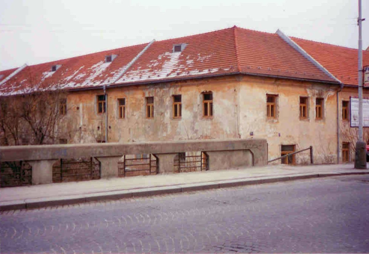 DomovSueRyder's tweet photo. V roce 1994 byl Michelský dvůr zarostlý bujným křovím. Lidé okolo anglického dobrovolníka Toma a Lady Sue Ryder  věřili, že z jeho ruiny vznikne domov pro lidi, kteří mají  větší část života za sebou a už se neobejdou bez pomoci druhých. Podařilo se. https://t.co/3D0sseGA1z https://t.co/NASHMQVKbM
