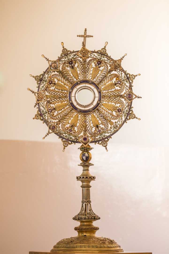 ICM_uy's tweet photo. ¡Una obra de arte! 🙌👏 Esta es la custodia que se utilizó para la bendición final de la procesión de Corpus Christi. Descubre más --> https://t.co/0FuZy2ngM0 👣🙏 #Corpus2018 https://t.co/V9P1dEbZTt