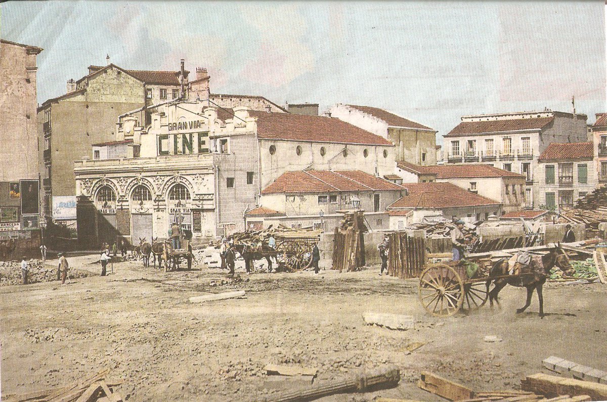 MadridenRuta's tweet image. Obras de construcción de la #GranVía a la altura de la plaza del Callao. #JuevesDeArquitectura  #FotosHistóricas