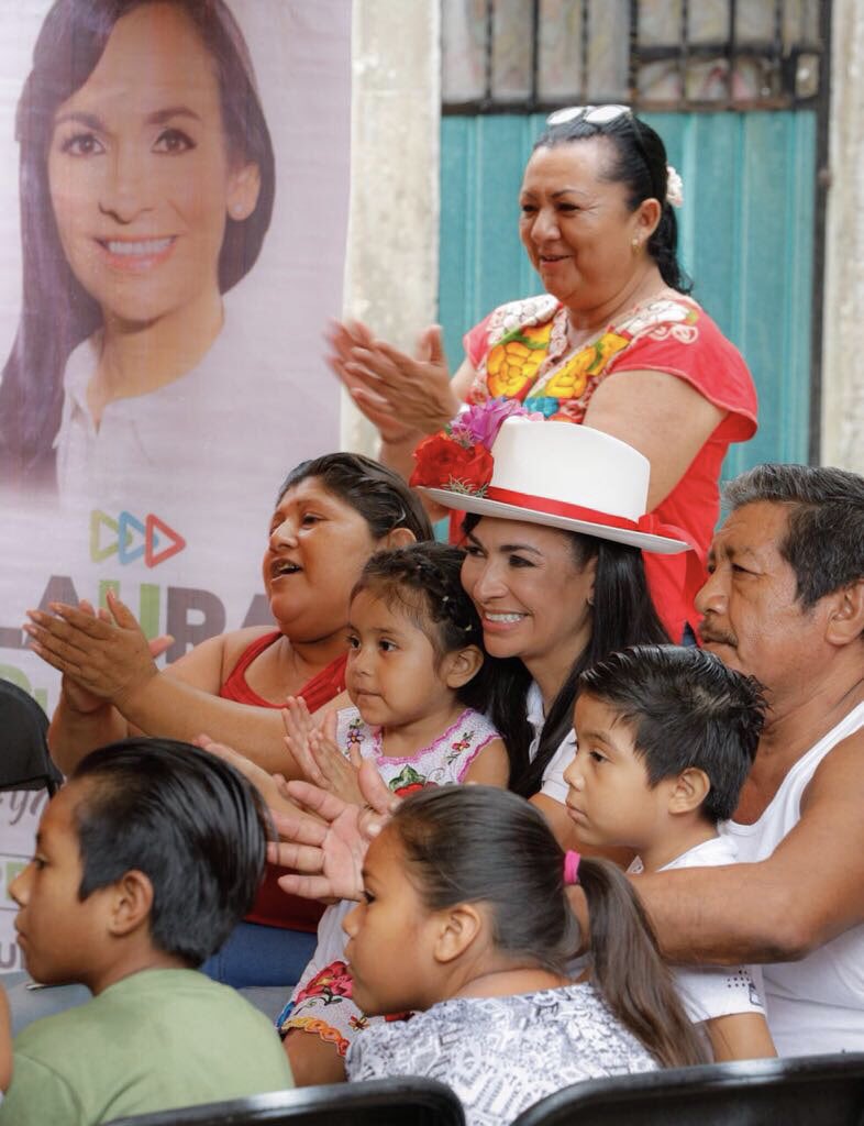 Agradezco a mis amigas de #LeonaVicario por este hermoso sombrero que me obsequiaron. Cada detalle lo guardo con mucho cariño y me impulsa a duplicar esfuerzos para ganar con firmeza este 01 de julio. #yVamosConTodo #FuerzaLeonense #VotaLaura