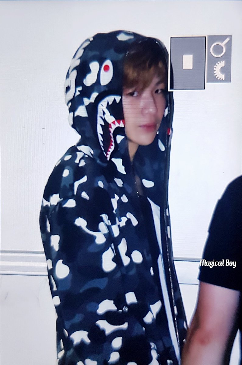 MagicalBoy1210's tweet photo. 180614 퇴근 ♡

#다니엘 #강다니엘 
#워너원 #Kangdaniel #WANNAONE https://t.co/2QhAgD1Tlr