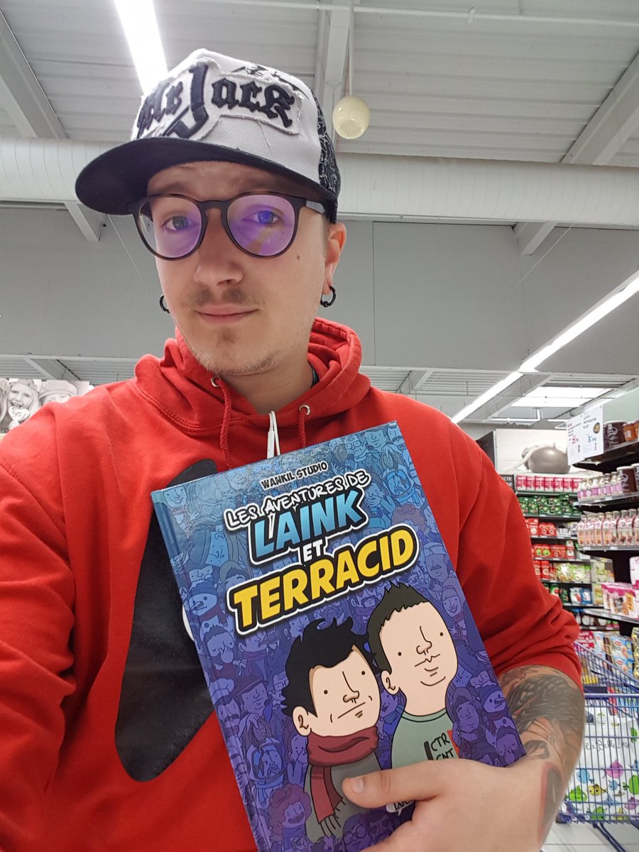 WolfmegaTwitch's tweet photo. Après avoir bien fait chier la responsable de rayon pour qu'elle déballe ses nouveaux carton je l'ai enfin entre les mains !!!! @laink @terracid @WankilStudio #LesAventuresDeLainkEtTerracid #heureux #groupie https://t.co/fGHhBv95S1