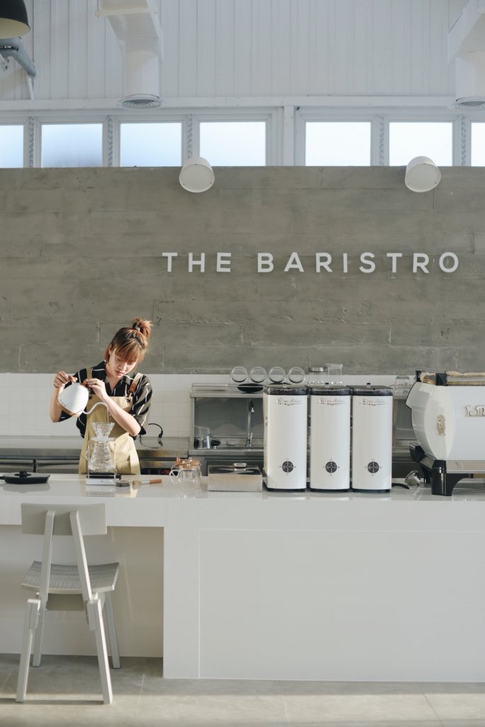 repeacediary's tweet photo. The Baristro at Sri Racha
คาเฟ่จากเชียงใหม่ที่มาเปิดสาขาไกลถึงศรีราชาจังหวัดชลบุรี ข้างในร้านสวยมากคอนเซ็ปท์การตกแต่งในร้านยังคงกลิ่นอายแบบที่เชียงใหม่ เมนูก็เหมือนที่เชียงใหม่แต่น้อยกว่านิดหน่อย ร้านเปิดอย่างเป็นทางการ 15 มิถุนายนเป็นต้นไป https://t.co/THHtirUJMX
