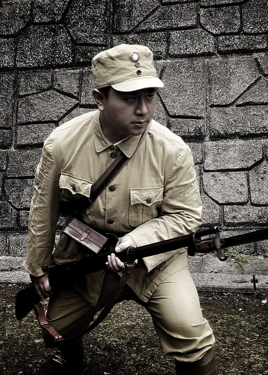 中華民国、南京国民政府（汪兆銘政府）の軍装。国章の青天白日章に赤い