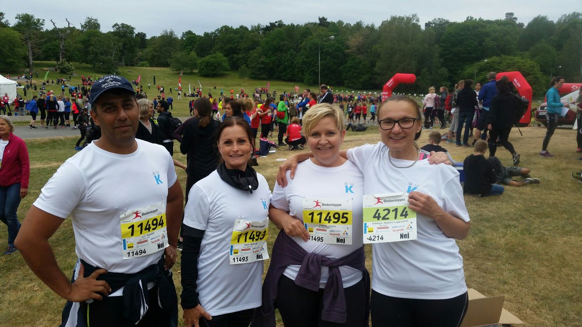 KarolinskaUnsju's tweet photo. Nära 120 glada Tema Cancer-medarbetare från Karolinska sprang eller promenerade Blodomloppet igår och idag! Både läkare, sjuksköterskor, undersköterskor och några fysiker från strålbehandlingen deltog. 
- Vi hoppas på att kunna göra om det igen nästa år! #karolinska #blodomloppet https://t.co/a4ouM49irU