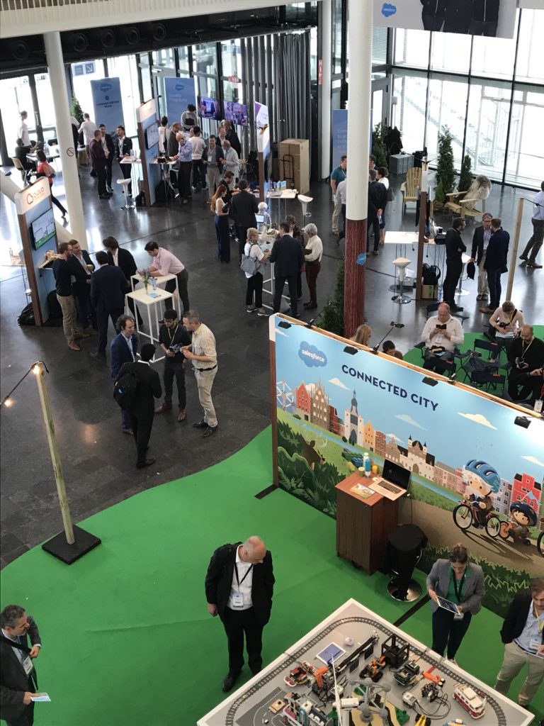7dotstweets's tweet photo. Great audience and lots of interesting people. Happy to see the shared passion in #salesforce #IoT #artificialintelligennce https://t.co/A7gogi5ByL