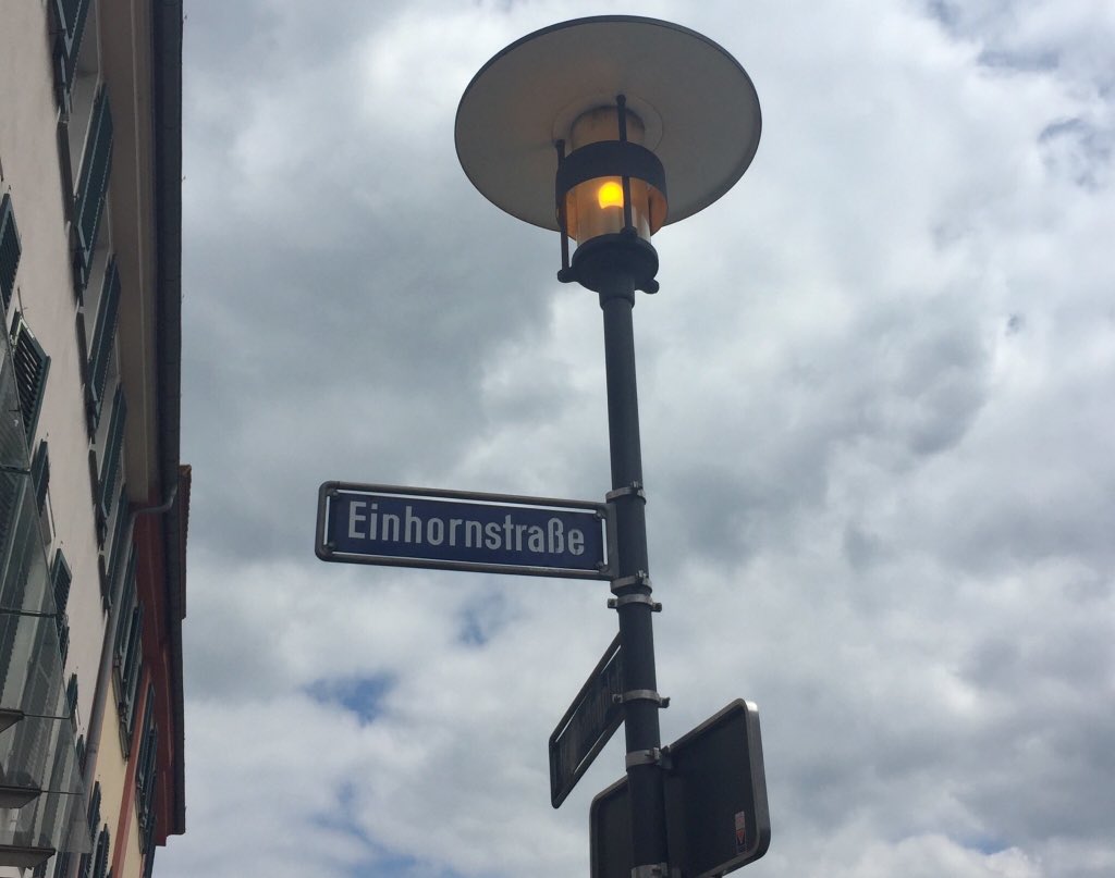 Heute darf ich „ZEIT Campus im Gespräch“ moderieren und an der <a href="/UniFAU/">FAU Erlangen-Nbg</a> mit Arbeitgebern über die ersten 100 Tage im Job diskutieren. 
Die Straßennamen hier in Erlangen sind auf jeden Fall schon mal sensationell 🧐