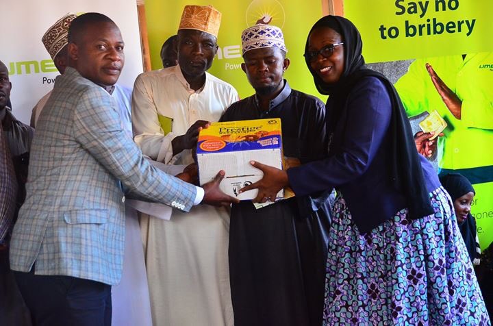 UmemeLtd's tweet photo. Ramadan is a time to give back and we as Umeme are giving back to the Mutungo moslem community. #PoweringCommunities #EdAlFitr https://t.co/1T8bYM5dbB