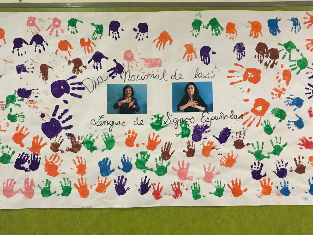 ColegioGaudem's tweet photo. Todo el alumnado del colegio participa en la celebración del #diaNacionaldelenguadesignos  #LSE #14junio https://t.co/tdNkDaQpnE