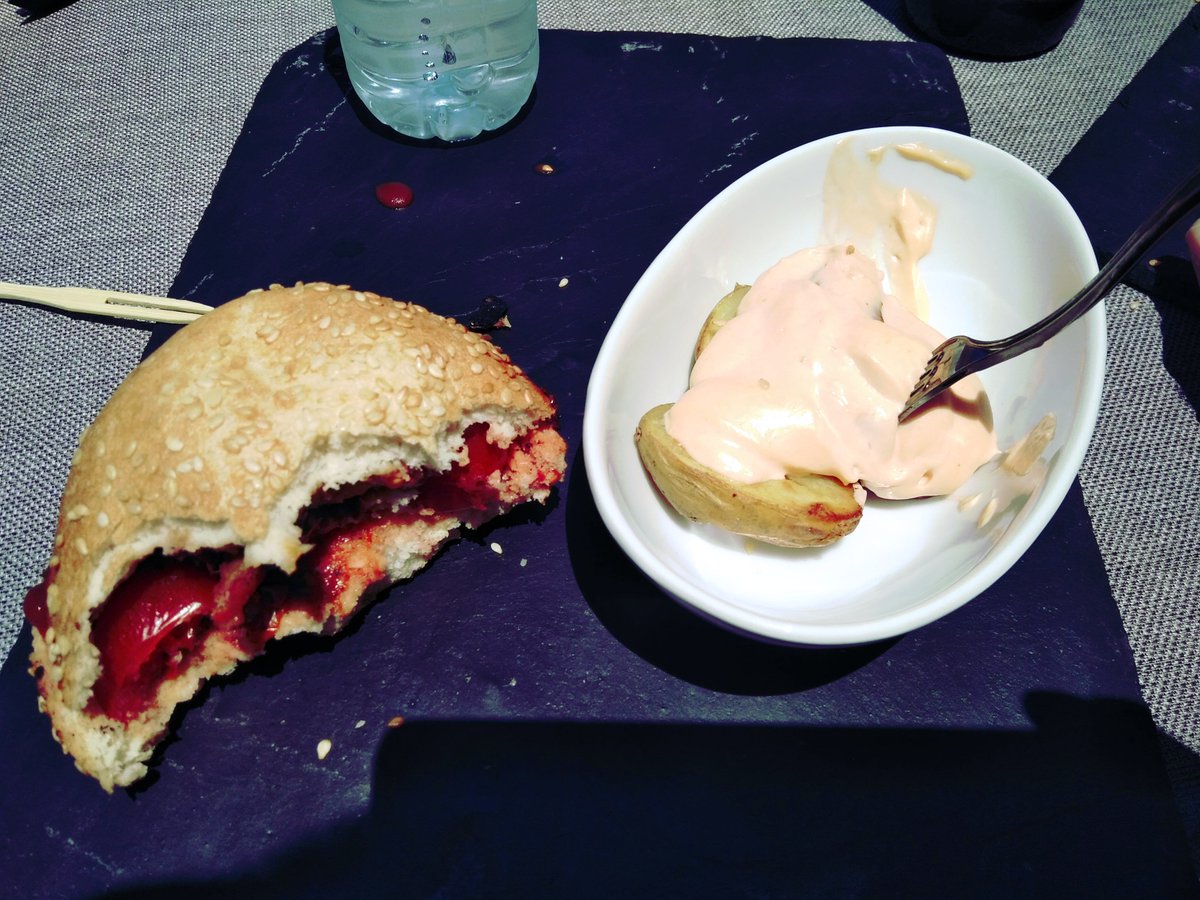 ram_loren's tweet photo. Foto original, sin duda, no encontrarás más hamburguesas en el #DMD18. Muy rica, @AlejaCatering! Gracias por acordarte de los intolerantes 🤗🍔 https://t.co/JVAuxh89ad