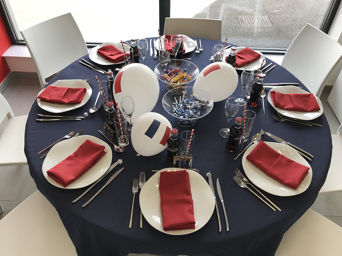 ABC_Location's tweet photo. ⚽🏆 Pour le coup d’envoi de la coupe du monde de Football, notre agence de Reims se met aux couleurs de l’équipe de France !
#allezlesbleus  🇫🇷🤞#WorldCupRussia2018 https://t.co/mlhO2NEz6W