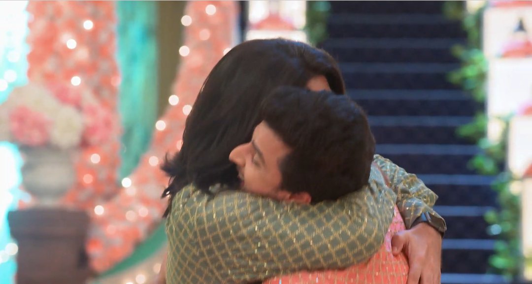 blazing_scars's tweet photo. Real to reel feeling on bromance while cuddling π #MommyKara vibes on #KiddoRu π @KUNAL_JAISINGH @Mattooleenesh bonding is the purest form π
#KalaTeekaOnThisBromance #KuLee #OmRu #Ishqbaaaz https://t.co/qugrOrMavH