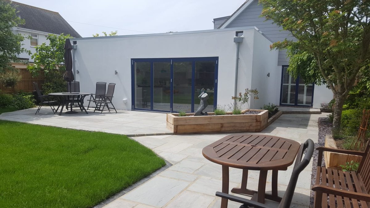ShakespearesWS's tweet photo. Rear garden designed and built for a contemporary property in West Sussex. 
New lawn, timber raised beds and patio all completed by our team. 

#landscaping #garden #lawn #raisedbeds #westsussex #construction https://t.co/yTdox78V77