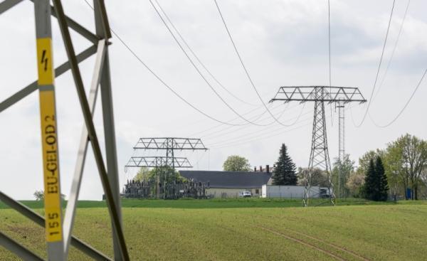 freie_presse's tweet image. #Mitnetz will eine Starkstromleitung von #Limbach nach Oberelsdorf bauen. Kommunen und Verbände plädieren für eine Erdverkabelung. Die Freileitungsgegner wenden sich nun an die Staatskanzlei sowie Fraktionen des Land- und Kreistages. freiepresse.de/LOKALES/MITTEL…