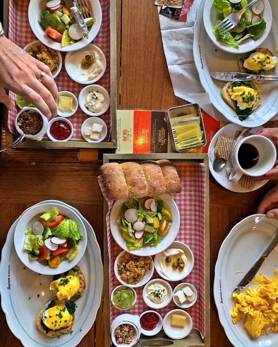 A variety of selection makes everyone happy. #CafeLandwer #DineWithFriends #EatWhatMakesYouHappy
📷: <a href="/foodyofficial/">Foody Official</a>