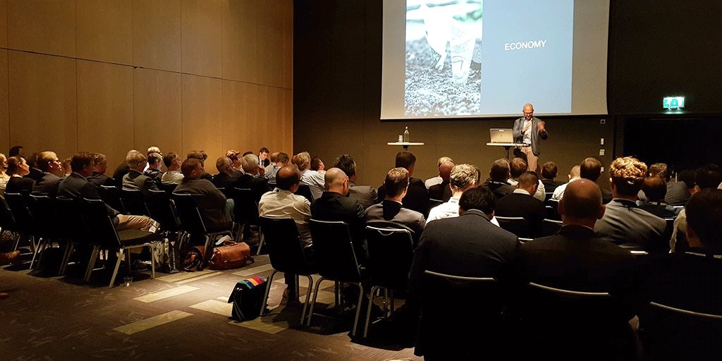 Generalsekreterare <a href="/Anders_AQ/">Anders Bergqvist</a> talar för en fullsatt sal om ”Fire protection of wooden, high-rise buildings and individualised protection for elderly and vulnerable people” på #FireSprinklerInternational