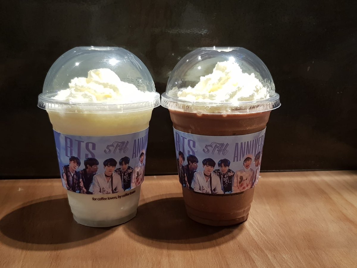 97sutopiia's tweet photo. Thank you to those who came down to support this event! Pcs are all gone but cup sleeves are still available when you purchase a drink & decorations are still up for you to take photos (we changed some designs so head over to check it out 😉)
#5YEARSWBTSCS
#방탄소년단 https://t.co/AKyqMmywTo