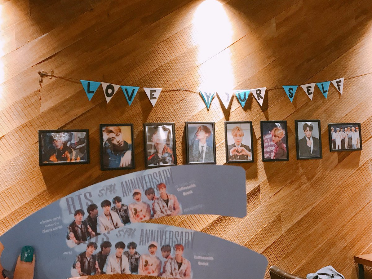 97sutopiia's tweet photo. Thank you to those who came down to support this event! Pcs are all gone but cup sleeves are still available when you purchase a drink & decorations are still up for you to take photos (we changed some designs so head over to check it out 😉)
#5YEARSWBTSCS
#방탄소년단 https://t.co/AKyqMmywTo