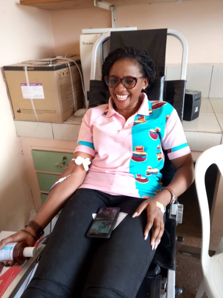 HeroCameroon's tweet photo. HERO Cameroon organized a #BloodDonationCampaign with over 100 medical students and volunteer donors.Two-hundred pints (100 litres) of fresh, whole blood were collected.
Photocredit: @flashgobinz
#HEROCameroon
#MITFitness
#WorldBloodDonorDay
#SAVE3LIVES https://t.co/m398XCkTWT