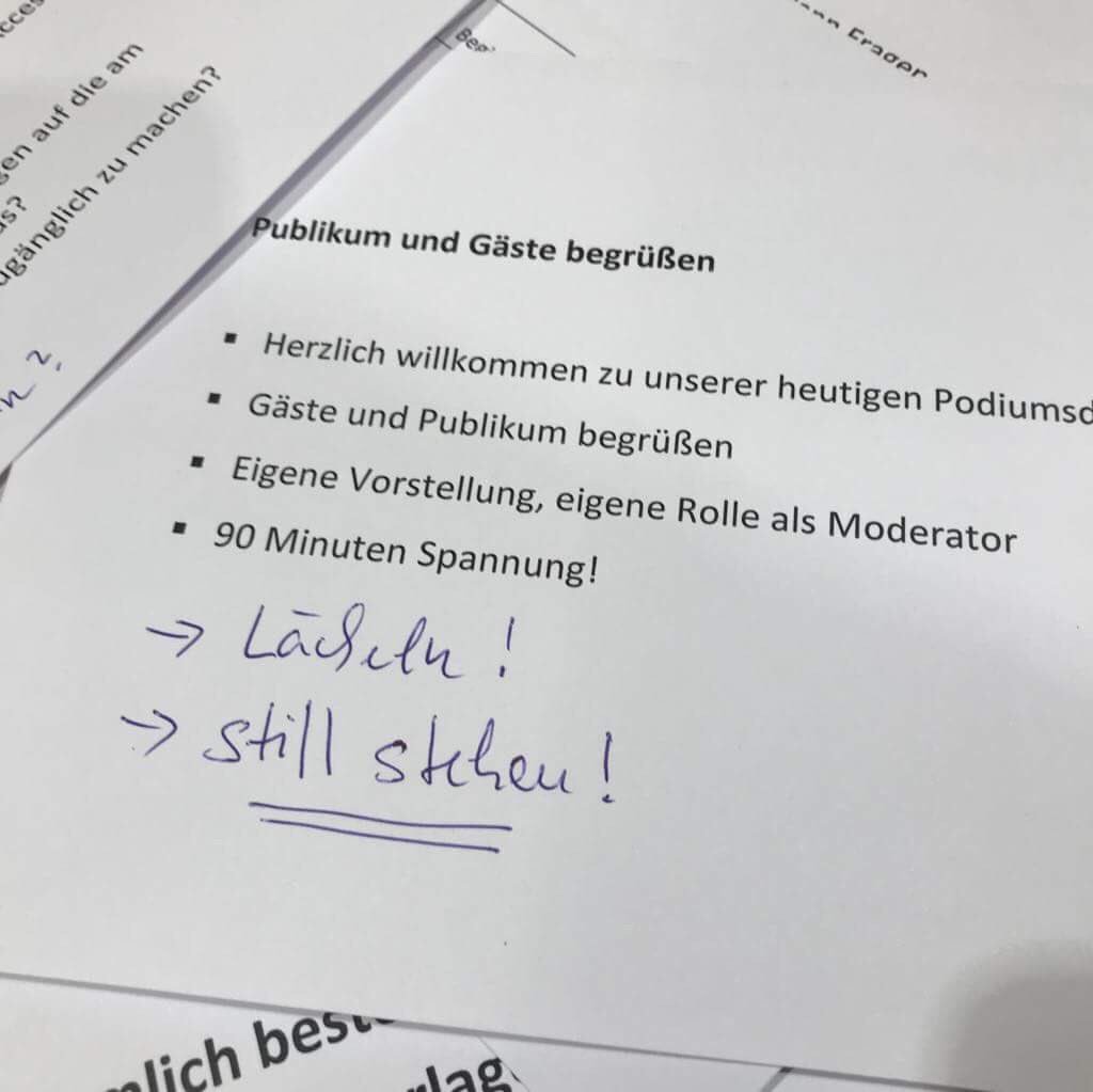 BiblioCon24's tweet photo. Lächeln und still stehen! Gar nicht so einfach die Moderation beim #bibtag18 😀 #offenundvernetzt #dbt18 https://t.co/4HGBQtxttP