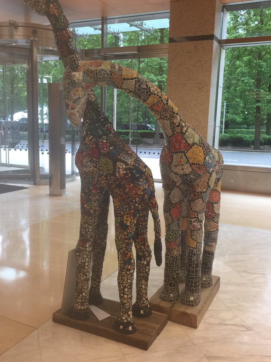 LaureFraval's tweet photo. Amazing giant Giraffe sculpture @HeadwayELondon #braininjury #playful #colourful #pauseandreflect https://t.co/bgPGyL6u2j