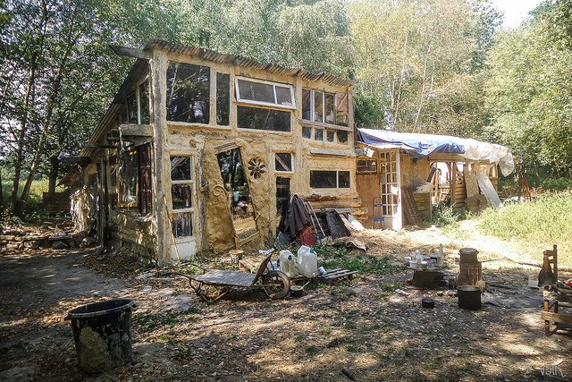 #ZAD #NDDL #KlaxonFM [PODCAST] brèves histoires de LaChèvrerie, lieu de vie détruit en avril 2018 par l'Etat : zad.nadir.org/radio/2018-05-…