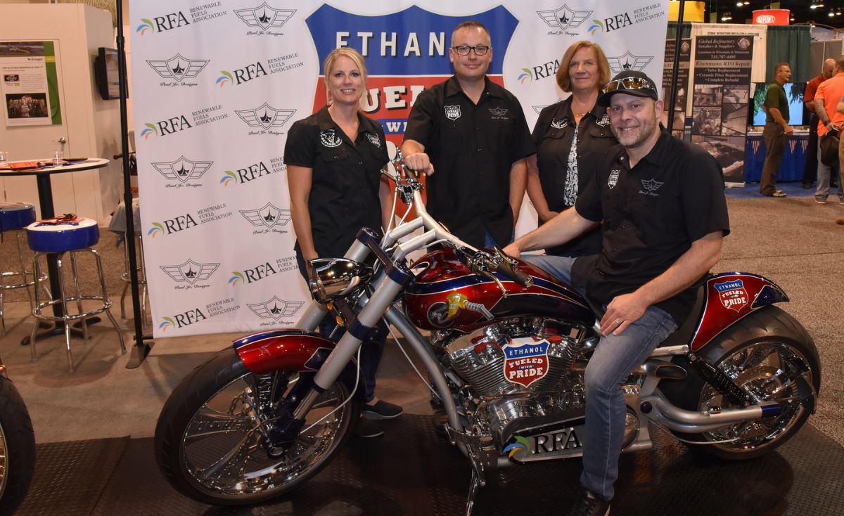Great picture of <a href="/WhereIsPaulJr/">Paul Jr</a> and that fantastic custom #ethanol bike with <a href="/EthanolRFA/">Renewable Fuels Association</a> staff at #FEW18 this week. Photo courtesy of <a href="/EnergyAgNews/">Energy.AgWired</a>.
