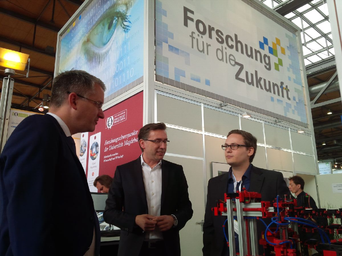 IMG_ST's tweet photo. Digitale Impressionen auch an Messetag 3 für #SachsenAnhalt @cebit. @WuenschThomas + IMG-GF Thomas Einsfelder sind beeindruckt von IT Anwendungen für Mensch &amp; Maschine beim Besuch u.a. beim #Startup Embalance, bei Fischertechnik mit @SAPUCCMD und @OVGUpresse. #digitalST https://t.co/AXXS6WxYy6