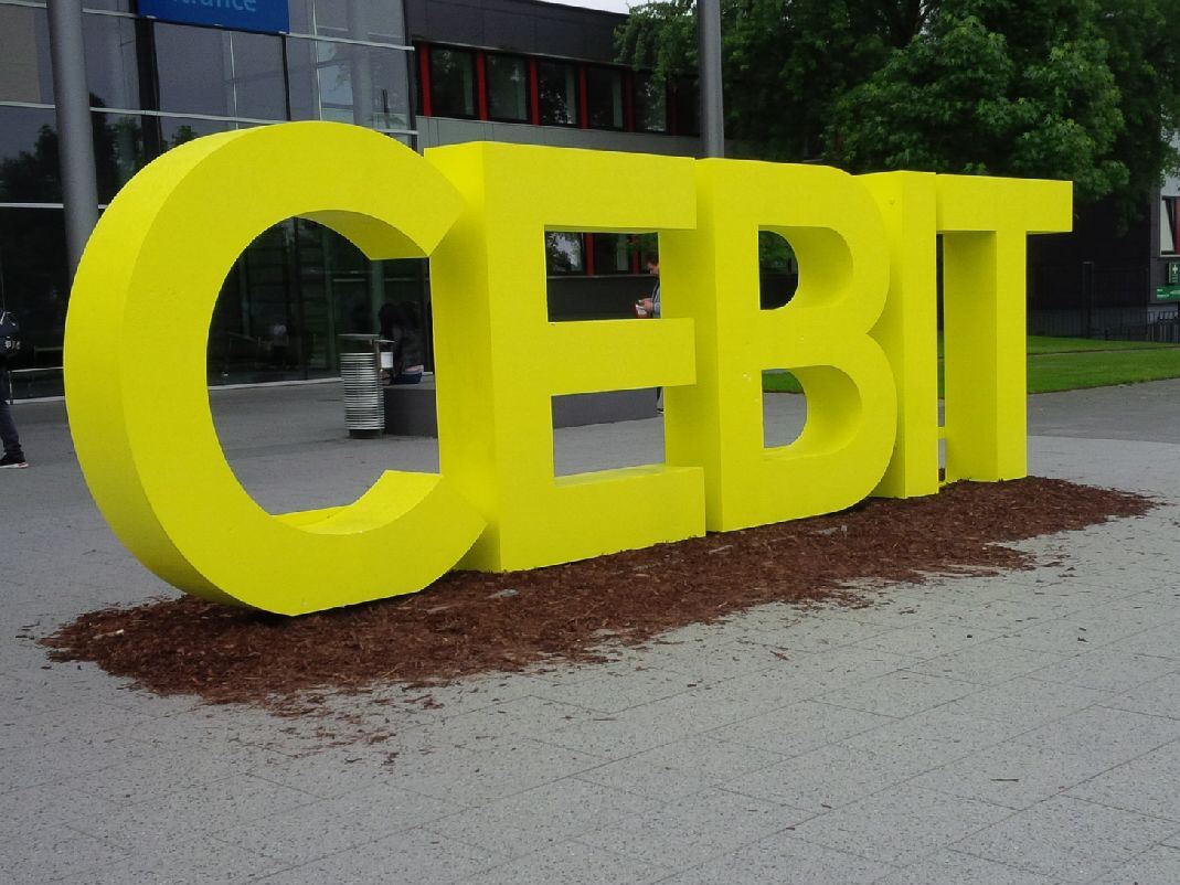 IMG_ST's tweet photo. Digitale Impressionen auch an Messetag 3 für #SachsenAnhalt @cebit. @WuenschThomas + IMG-GF Thomas Einsfelder sind beeindruckt von IT Anwendungen für Mensch &amp; Maschine beim Besuch u.a. beim #Startup Embalance, bei Fischertechnik mit @SAPUCCMD und @OVGUpresse. #digitalST https://t.co/AXXS6WxYy6