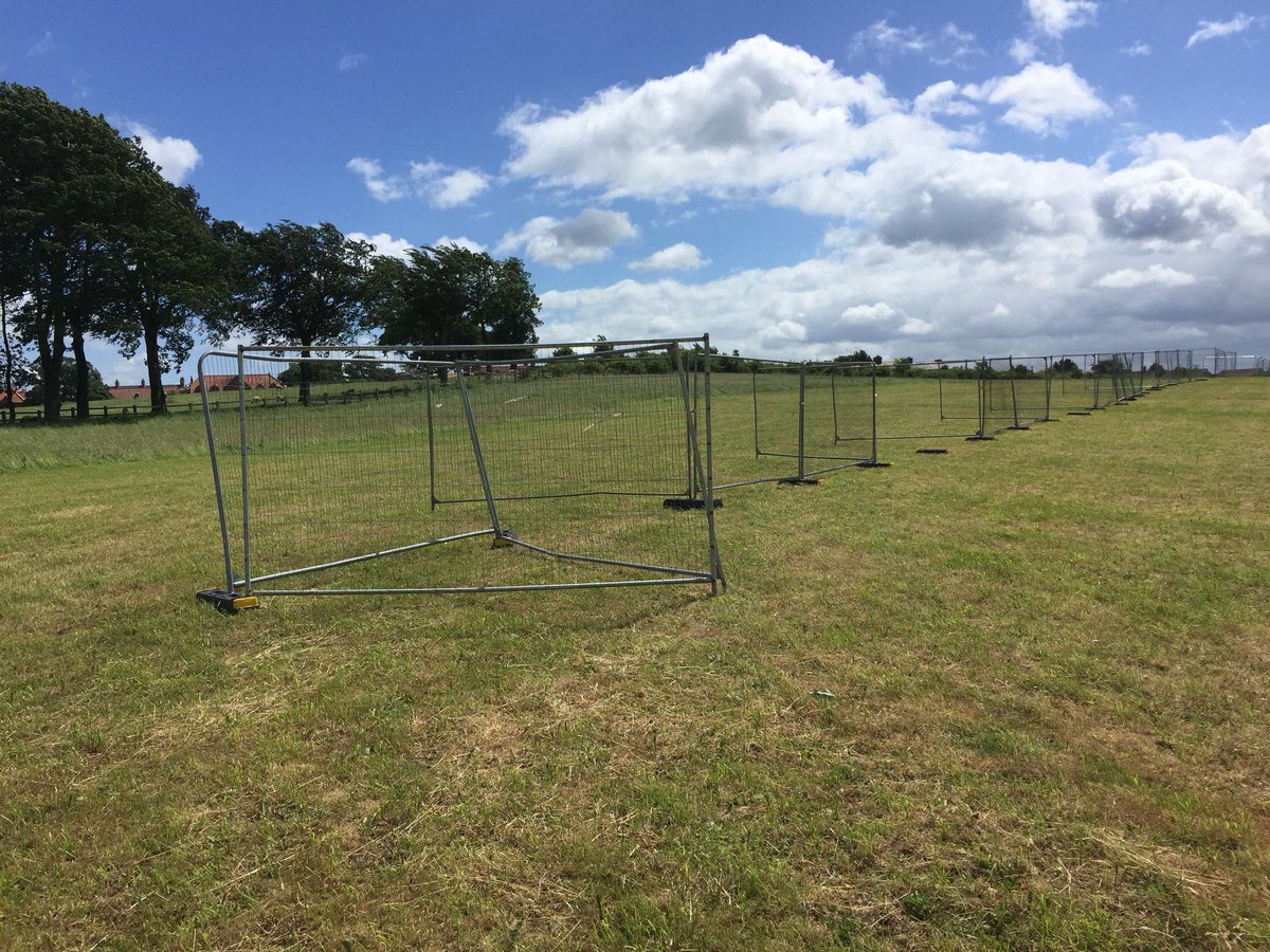 FL_Sedgefield's tweet photo. #FRONTLINE #Sedgefield #winds thanks to the high winds that hit last night and this morning, 90% of the fencing got blown down, so the team temp disconected in sections so it can be stood ready for winds to die down then all linked back up yet again. https://t.co/SLSpJG6Itj