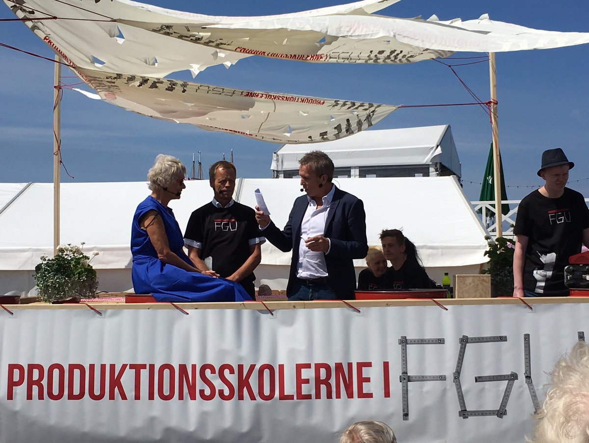 psf_nu's tweet photo. Gunvor Auken er ny ambassadør for prod.skolerne. Her ønsker @perchristen3F tillykke med ordene: ‘Prod.skolerne er en stor succes - det har du forstået’ Tillykke🎉 #fmdk #klogehænder https://t.co/IIdRuLrqsn