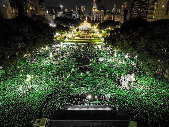 Lucharon, las escucharon y GANARON. Gracias mujeres ✊💚 
#AbortoLegal #EsLey