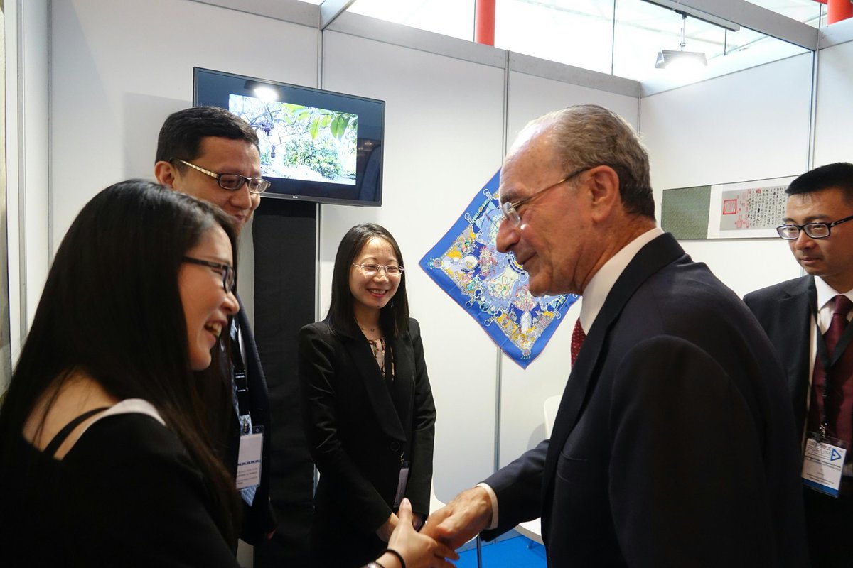 malaga's tweet photo. #INTEREXForum pretende ser el mayor #networking #internacional que se lleve a cabo en España. El alcalde, @pacodelatorrep, ha realizado un recorrido por los diferentes stands, lo que le ha permitido mantener encuentros con representantes de diferentes países https://t.co/FDiCYmGRYR