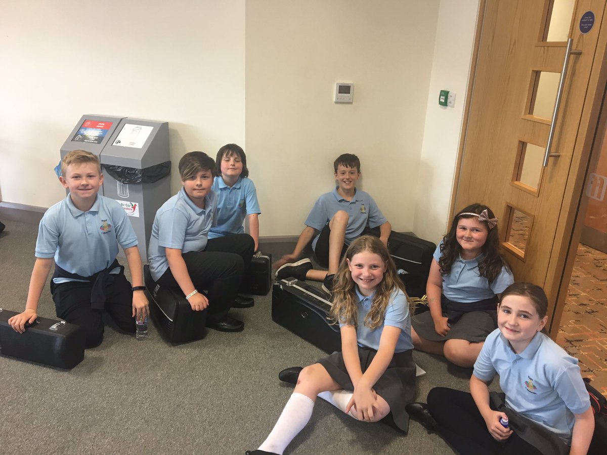 YsgolBlaenau's tweet photo. Barod i'r proms https://t.co/7knQxDwMIL
