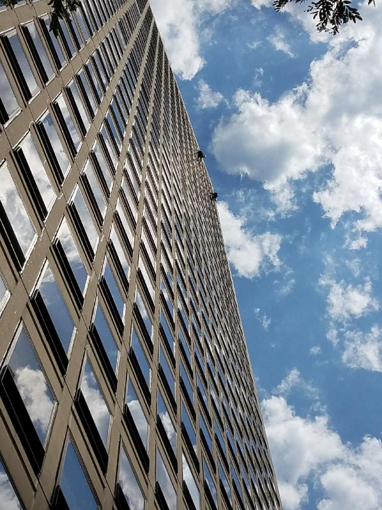 PowerPlumbingCH's tweet image. Second City Spidermen? Nope, just some window washers. #nofear #plumbers #eyeview #ChicagosPlumber