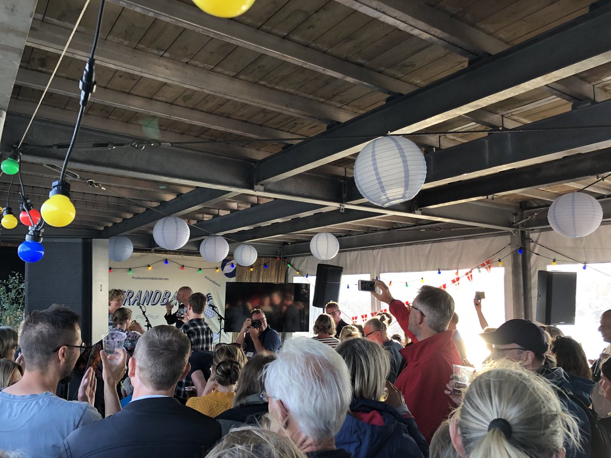 KavLarsen's tweet photo. @Antorini123 holder festtalen til @UCDenmark 10 års fødselsdag i #Strandbaren, #fmdk.
“Det I, professionhøjskolerne, kan er at skabe undervisning, som er praksisnær. I kan lave fremragende undervisning”
Dette er dig truet af 2% besparelser.
#uddpol #dkpol #sfuc #phdk #ucdk https://t.co/j6KlLLq4gA
