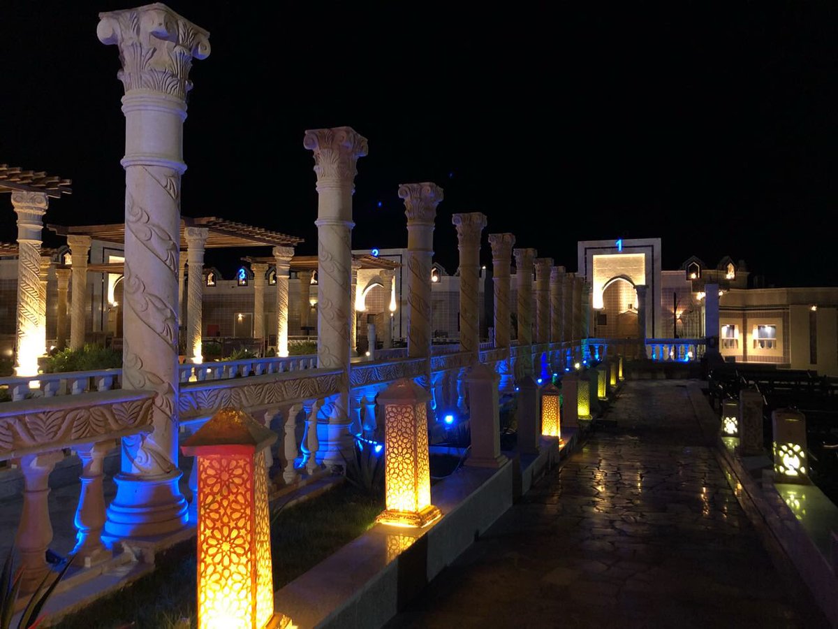 ট ইট র قـريـبـا فـي الـمـديـنـة شاليهات قصور اشبيليا ترحب بكم في عيد الفطر المبارك بعد إفتتاح المطعم والمقهى إضافة إلى الشاليهات استمتعوا بالأجواء الأندلسية وأشهى المأكولات Sevillapalaces لإستفسارات المطعم والمقهى 0582680702 لحجوزات