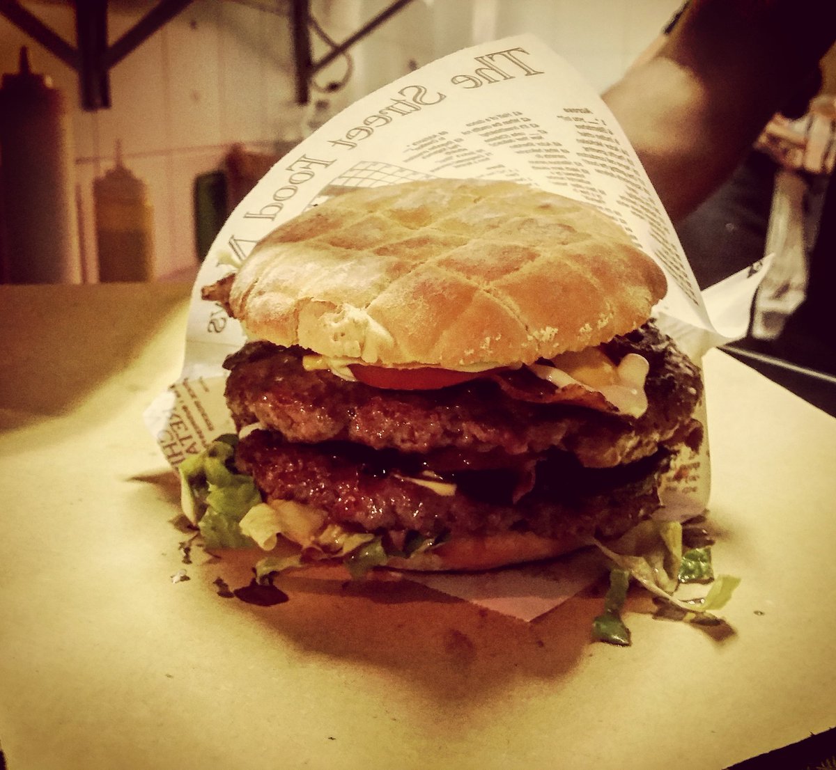 IlMacelloFritto's tweet photo. "Fantastico...il migliore #hamburger di chianina di #Perugia. #stayfried"

Il #chianinaburger di Francesco, tutto doppio 🍔 #cheddar #bacon #cipollarossaditropea #alsangue #salse #maio https://t.co/Y8x0F1F5Ci