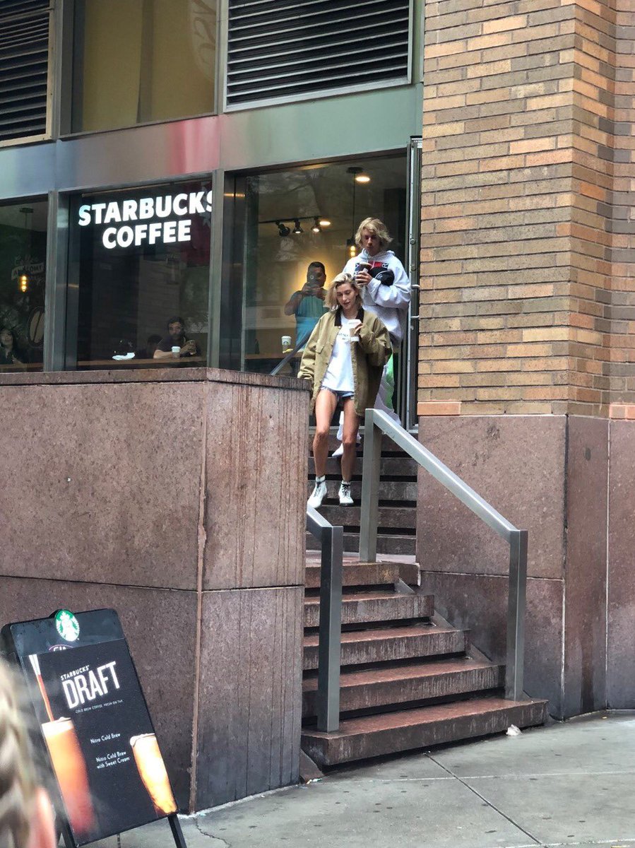 portalhaileybr's tweet photo. Hailey Baldwin e Justin Bieber deixando o Starbucks em NY. (13/06) 

My #TeenChoice for #ChoiceTVPersonality is @haileybaldwin https://t.co/pRk6GXGMoy
