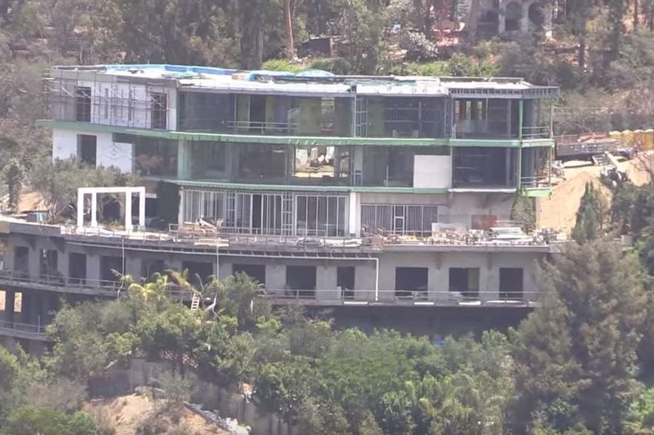 DrmMakerHomes's tweet photo. Bel Air residents demand that Mohamed Hadid demolish megamansion

Jason Shepard - Dream Maker Homes - 310-367-7065  

#dreamakerhomes #realestate #losangeles #realtor #homebuyer #newhome #selling #losangeles 

https://t.co/1QpN69lWyy https://t.co/cnC78B4R1x