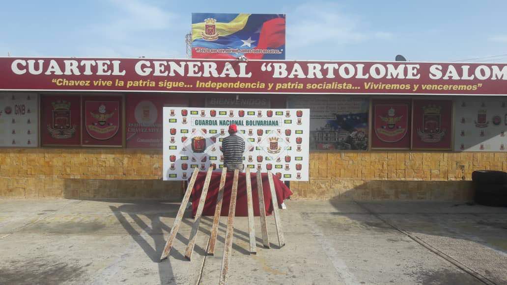 GDJoseCastilloG's tweet photo. #FANB #GNB |  Guardias Nacionales adscritos al D-131 (Antiguo Heroico D-44), del CZGNB-13 detuvieron a 01 ciudadano por Hurto de Material de construcción perteneciente a la Gran Misión Vivienda Venezuela, se le incautaron 07 tubos estructurales de 3x1.5 pulgadas. #13JUN https://t.co/v0unOJgQIg