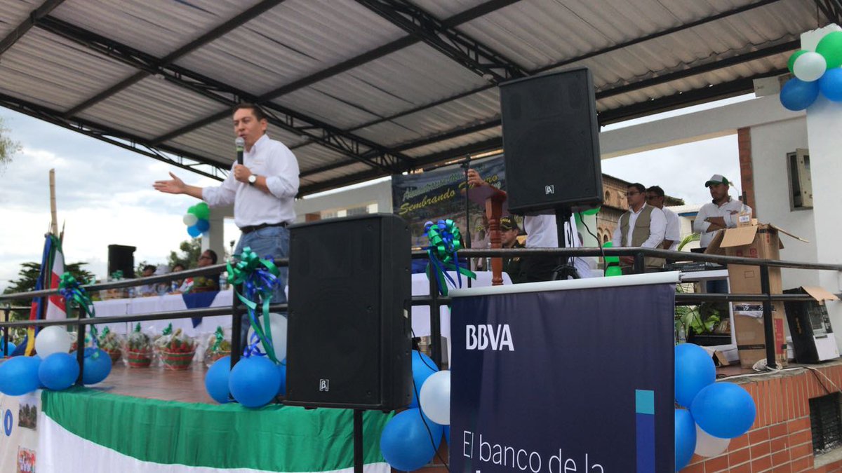 BBVAPrensa_co's tweet photo. #BBVAResponsable "Los niños son la razón de ser de nuestros proyectos sociales y el futuro del departamento, por eso seguiremos trabajando duro para que todos los niños tengan acceso a la educación" @CarlosAmayaR gobernador de @GobBoyaca #ÚtilesParaCrear https://t.co/EgFB8jKRPI