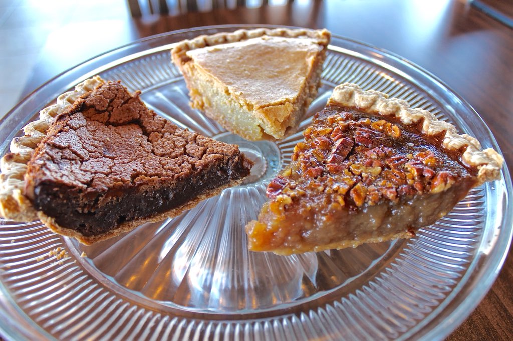 bishopsmeat3's tweet image. This afternoon just got sweeter. You choose: #ChocolateFudgePie #ChessPie #PecanPie #SouthernDesserts #BishopsMeat3