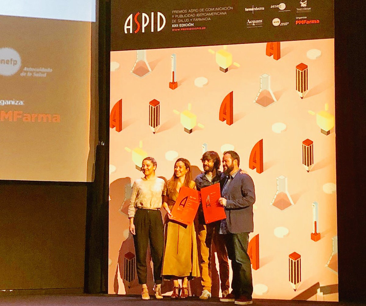 ucb_iberia's tweet photo. UCB recibe el #PremiosAspid2018 al mejor stand por su presencia en el #EULAR2017 con un stand compuesto por cientos de objetos que cuentan las historias de los problemas a los que se enfrentan los pacientes con enfermedades reumáticas en su día a día CC @premiosaspid @TeatroGoya https://t.co/nuoqYZ97DQ