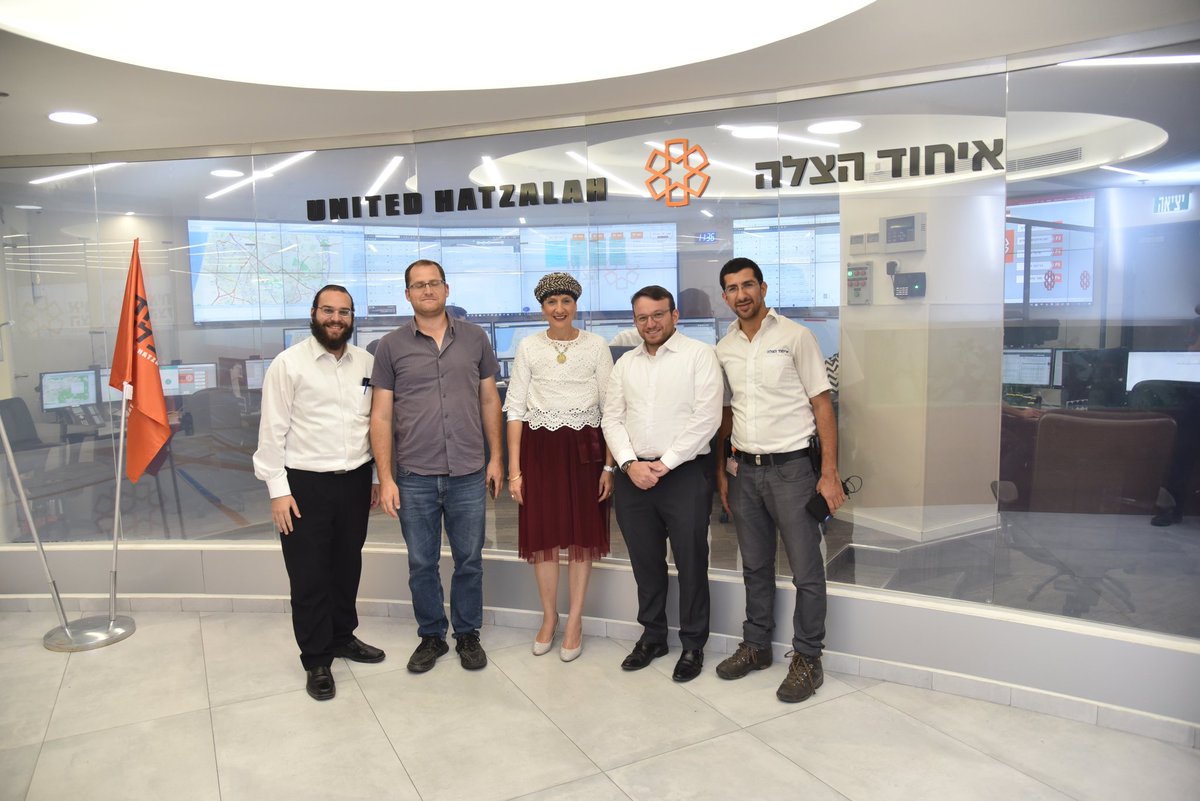 hatzalah1221's tweet photo. "מתפללת שכשליחת ציבור אצליח להביא לצמיחת הארגון"
כך כתבה ח"כ שולי מועלם - רפאלי בספר הביקורים אחרי סיור שערכה במטה הארצי ובמוקד 1221 של איחוד הצלה בירושלים.
"חזקים וברוכים תהיו כולכם" חתמה יו"ר הבית היהודי בהתרגשות.
@Shuli_MR https://t.co/65Q99Id5Yu