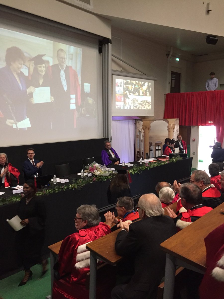 JEPPV_'s tweet photo. Après le serment de de Galien, la remise des diplômes d’Etat de Docteur en Pharmacie peut commencer ! #cerem2018 @CeremPharma @UParisDescartes @Ordre_Pharma @AcadPharm https://t.co/Ii0d0EjUNB
