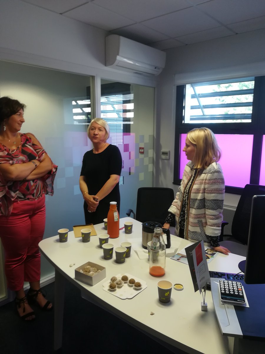 FormationArkea's tweet photo. #QVT2018 #superqualitedevieautravailaucmb @JaimeCMArkea @CMBretagne @person_manuela Merci pour ce moment de partage avec la force de vente de nos agences et bravo à eux pour leur enthousiasme 😉 et leur énergie https://t.co/bFKo0MdQmJ