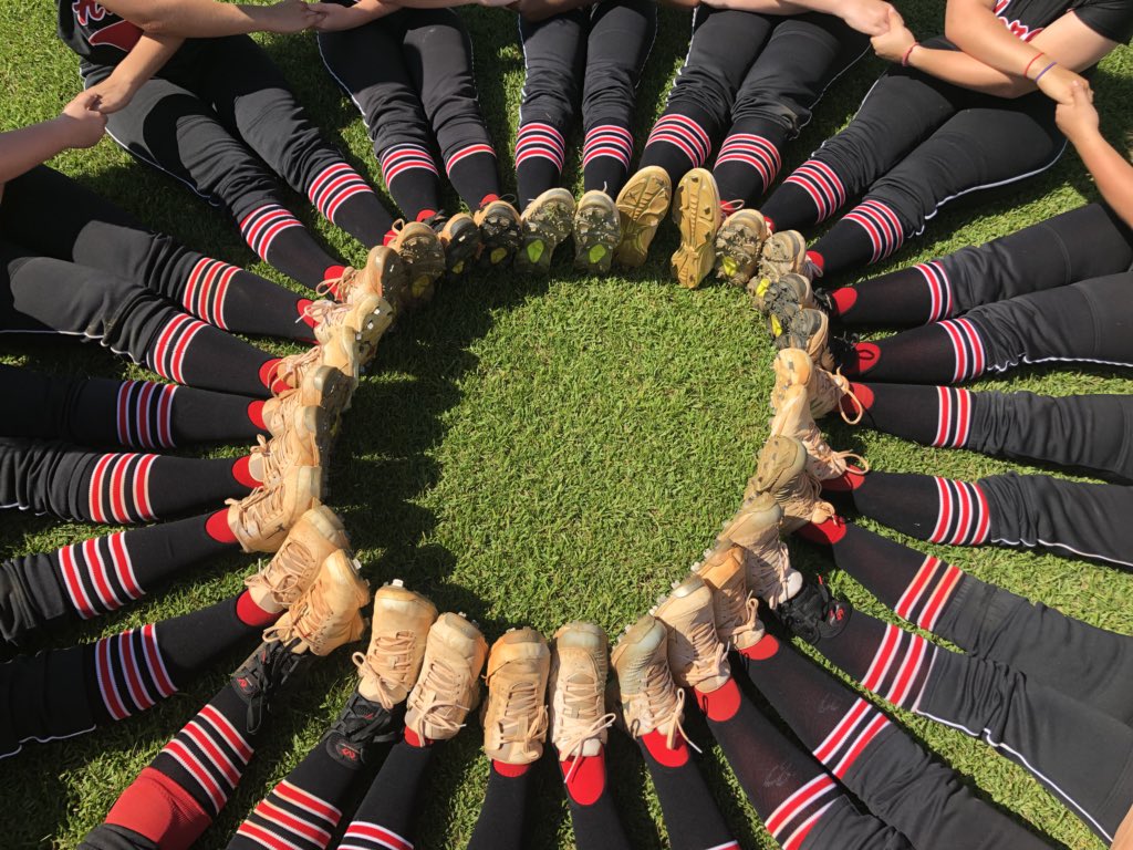 Coach_K_B_'s tweet photo. Happy #nationalsoftballday #HHSSoftball all about teamwork! https://t.co/vKfHyNDg5d